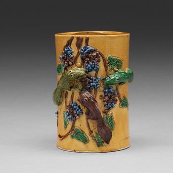 662. A yellow glazed brush pot, Qing dynasty, 19th Century.