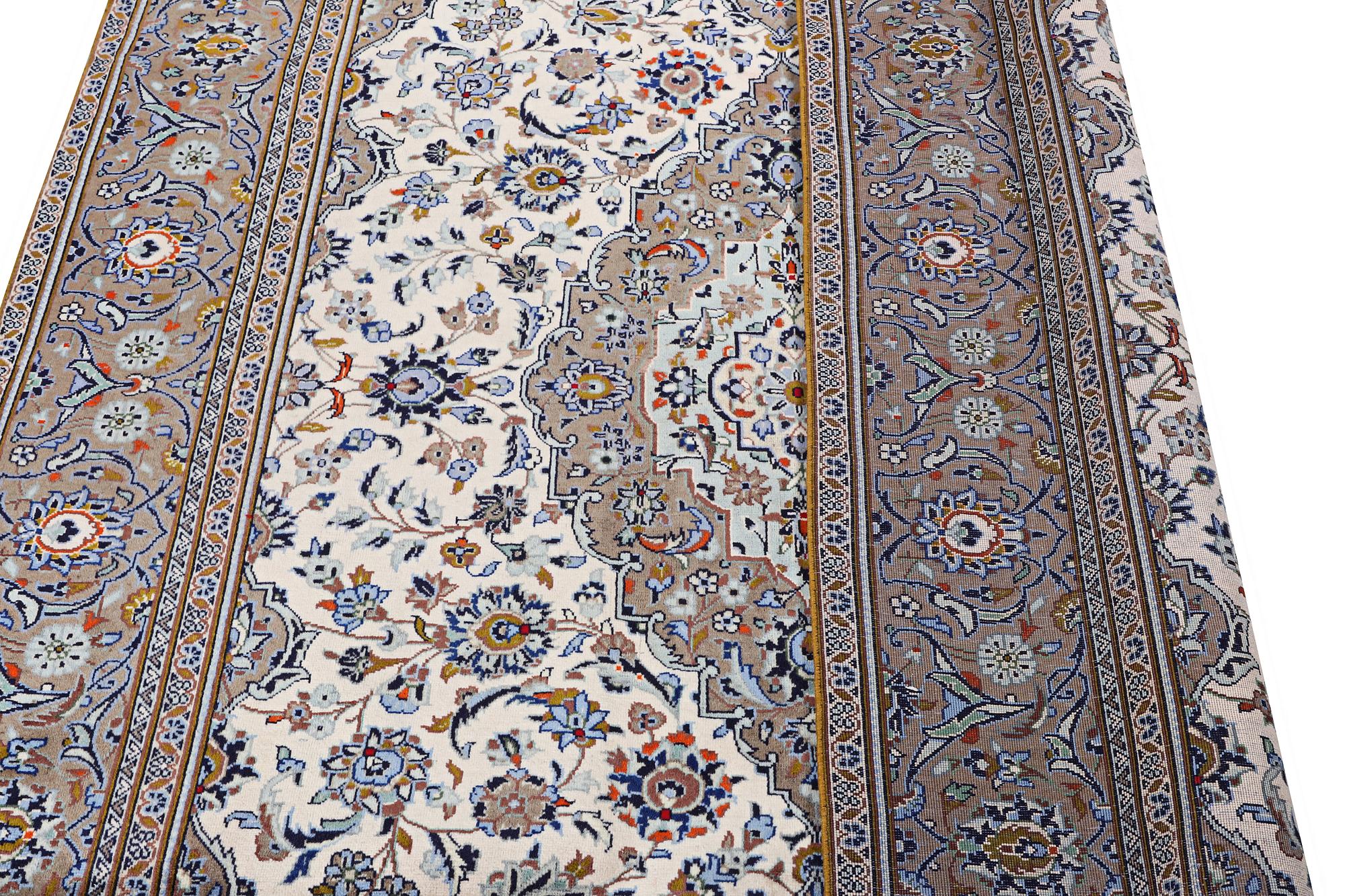 A Kashan carpet, c. 294 x 189 cm.