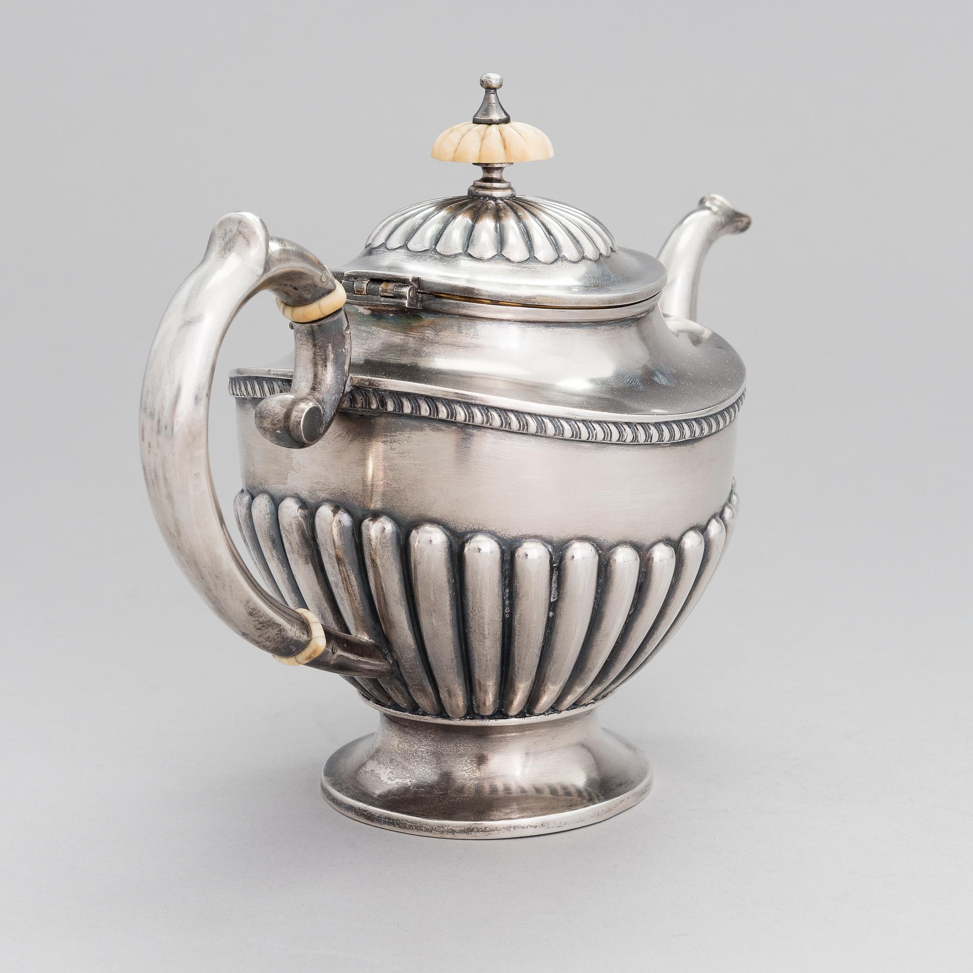 TEKANNA, silver, Ljubavin med hovleverantörsmärke, Ryssland 1900-talets början, svenska kontrollstämplar.