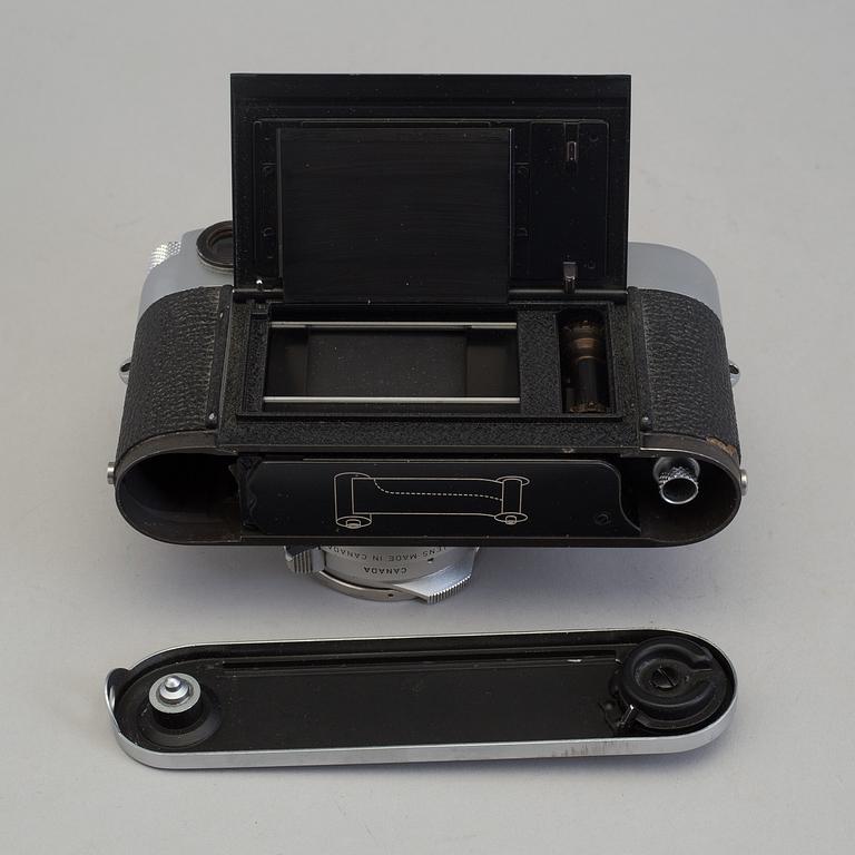 A LEICA M2 camera no 990427 from Wetzlar 1960. With Summilux 1:1.4/35. With original box.