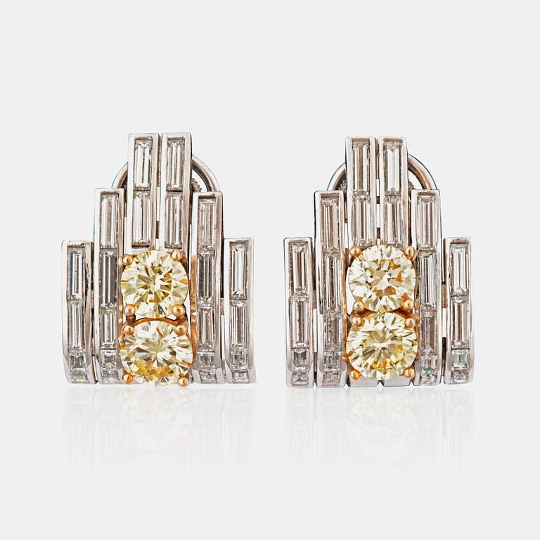 ÖRHÄNGEN, Binder, 4 st Fancy Yellow diamanter totalt 1.80 ct samt 48 baguetteslipade diamanter totalt ca 2.00 ct.