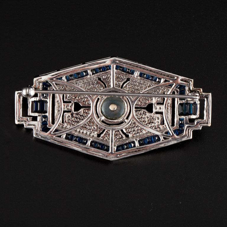 BROSCH, 18K vitguld, ca 300 diamanter totalt ca 1.5 ct H/P. Safirer, pärla. Art Déco-stil. Vikt 13,1 g.