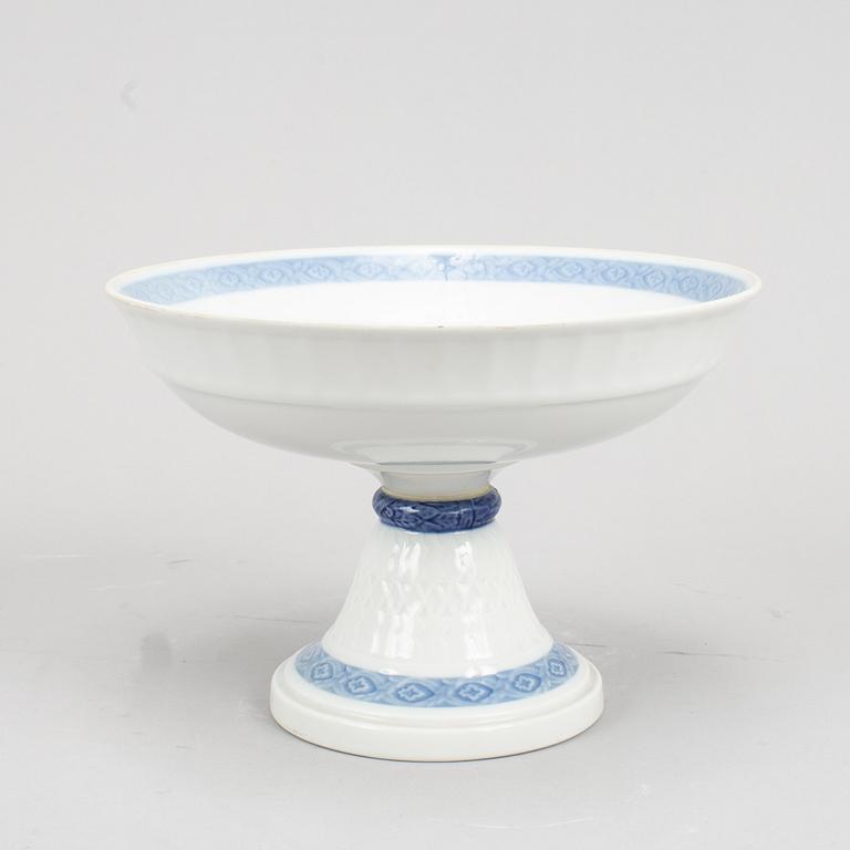 A Royal Copenhagen porcelain service "Blå vifte" by Arnold Krog, 28 pcs, Denmark.
