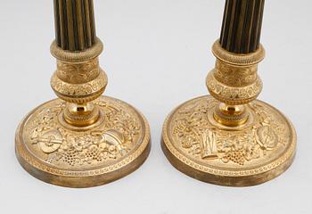 LJUSSTAKAR, 1 par, förgylld brons, empire, 1800-talets första hälft.