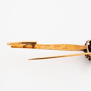 BROSCH, med ovalslipad safir och gammalslipade diamanter, Wilhelm Harbeck, Stockholm.