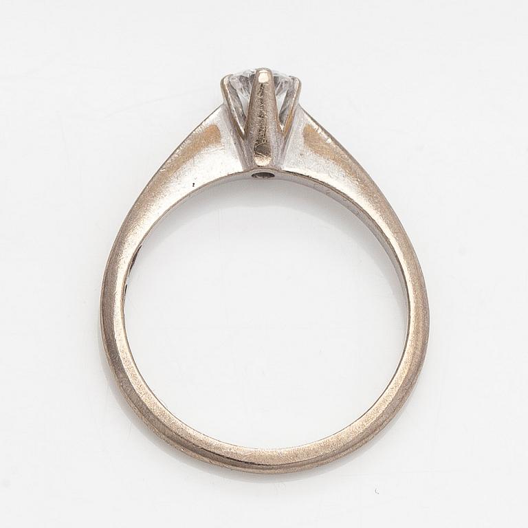 A. Tillander, sormus, 18K kultaa ja briljanttihiottu timantti, Helsinki 1973.