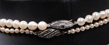 PÄRLCOLLIER, 2 st, japanska odlade pärlor, 1900-talets andra hälft.