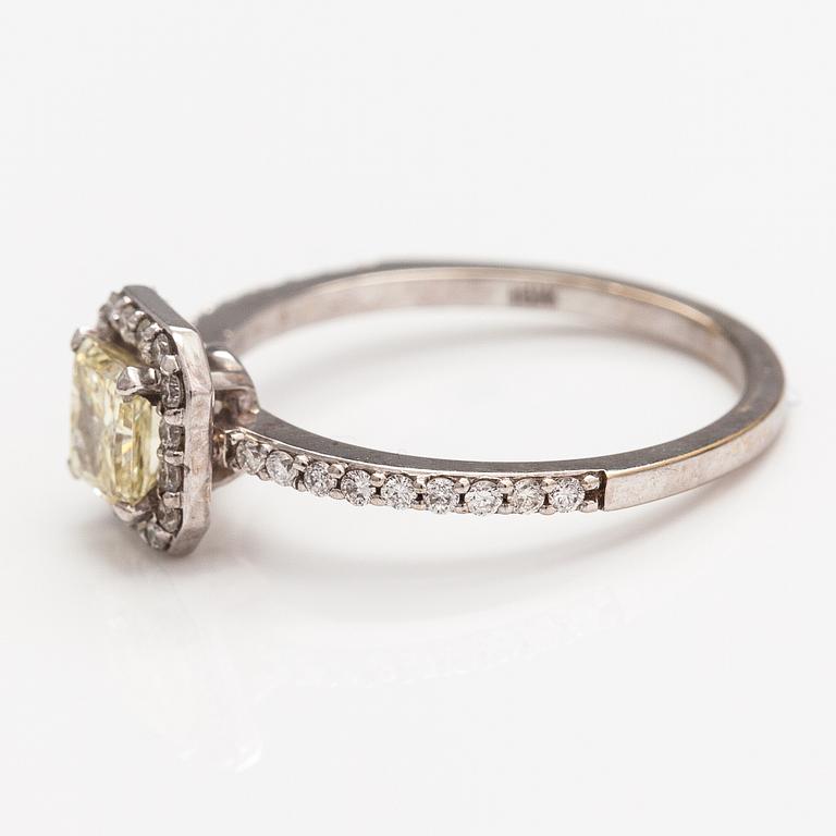 An 18K white god ring with diamonds ca. 0.87 ct in total. ITD, Espoo.
