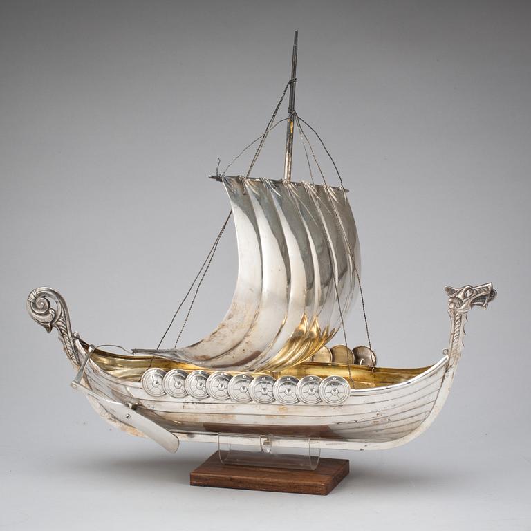 VIKINGASKEPP, silver. Gust Wikström, Göteborg. 1947. Ca 1700g.