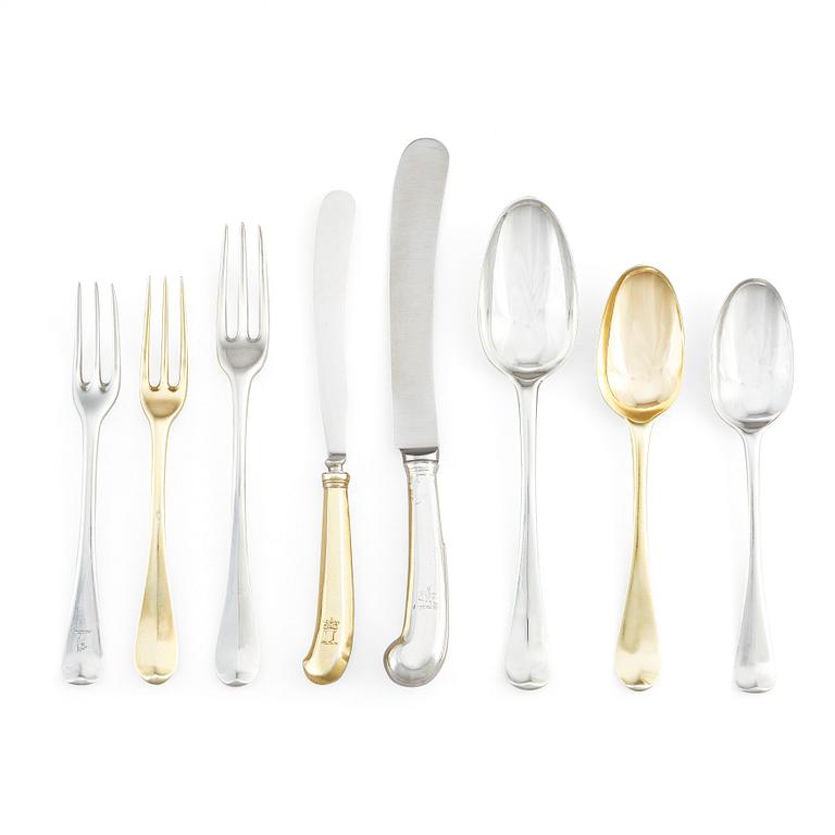 An English 18th century Hanoverian cutlery set with box, parcel-gilt silver, 121 pieces.