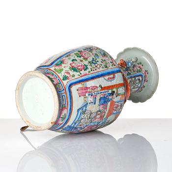 Vas, porslin. Qingdynastin, 1800-tal.