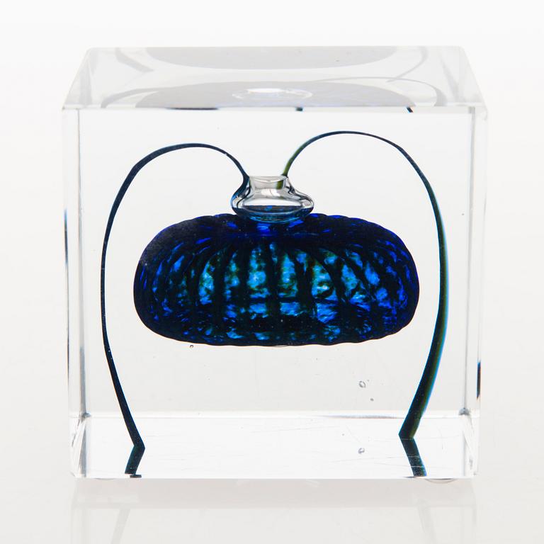 OIVA TOIKKA,  An annual glass cube, signed Oiva Toikka Nuutajärvi, Sampo-Yhtiöt.