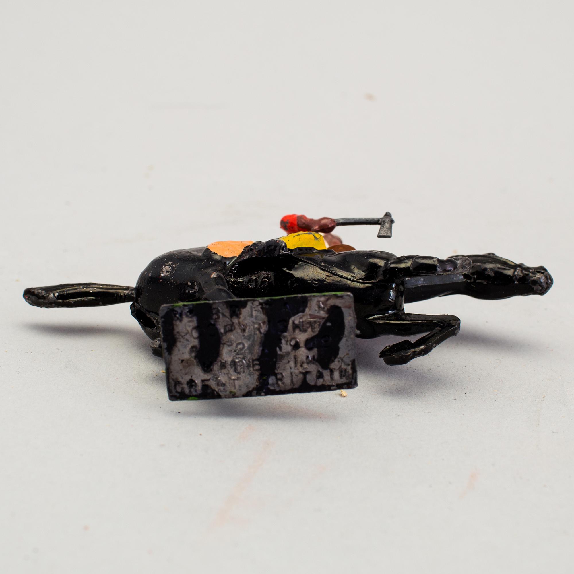 A lot of 30 toy pewter and Elastolin toy soldiers, middle/first half of the 20th century.