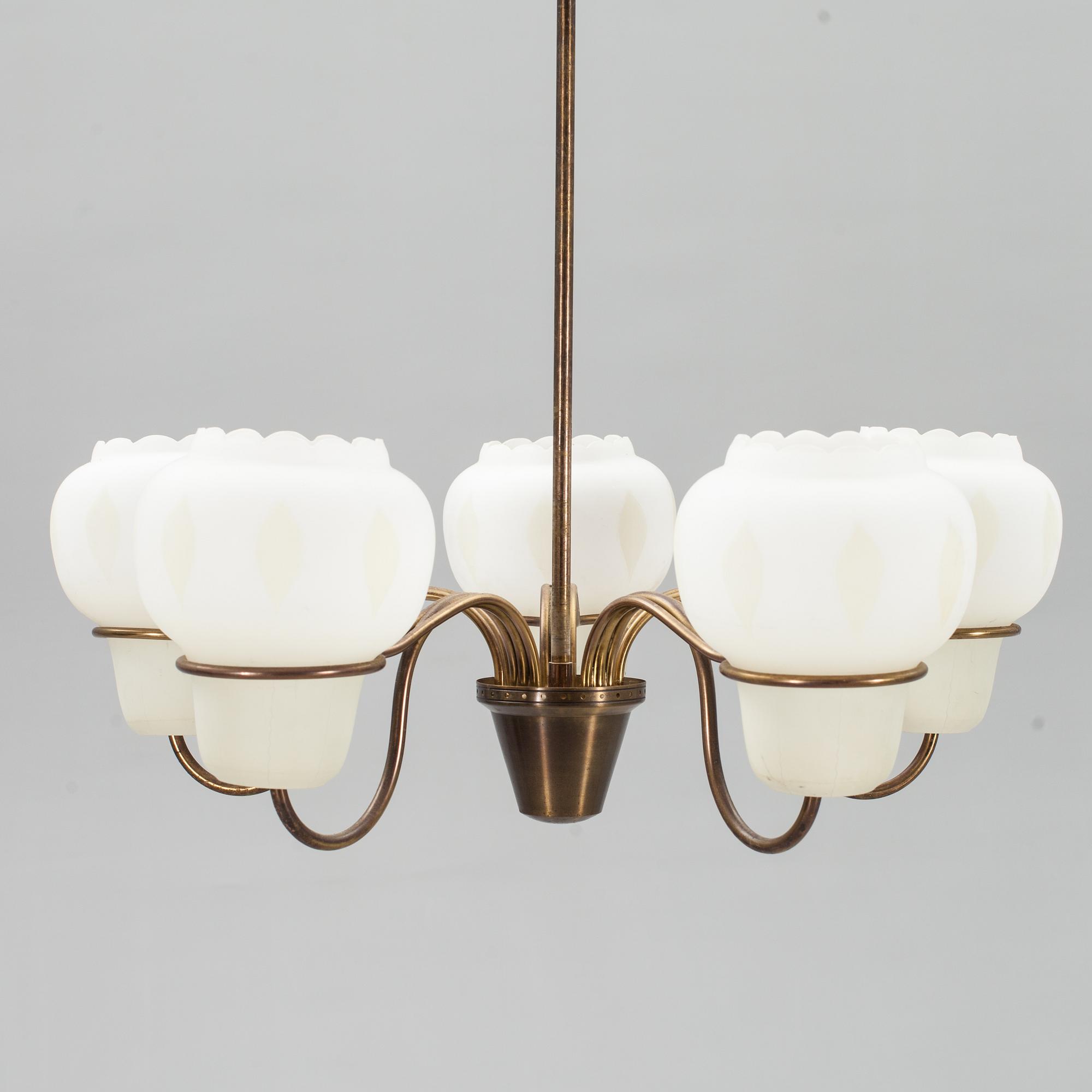 TAKLAMPA, mässing och glas. 1950-tal.