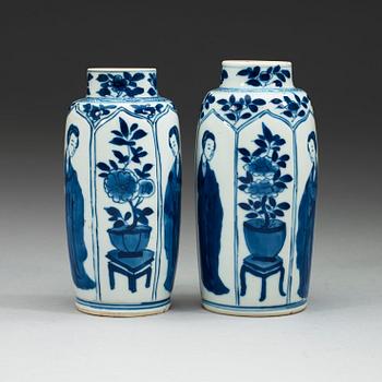 A matched pair blue and white vases, Qing dynasty Kangxi (1662-1722).