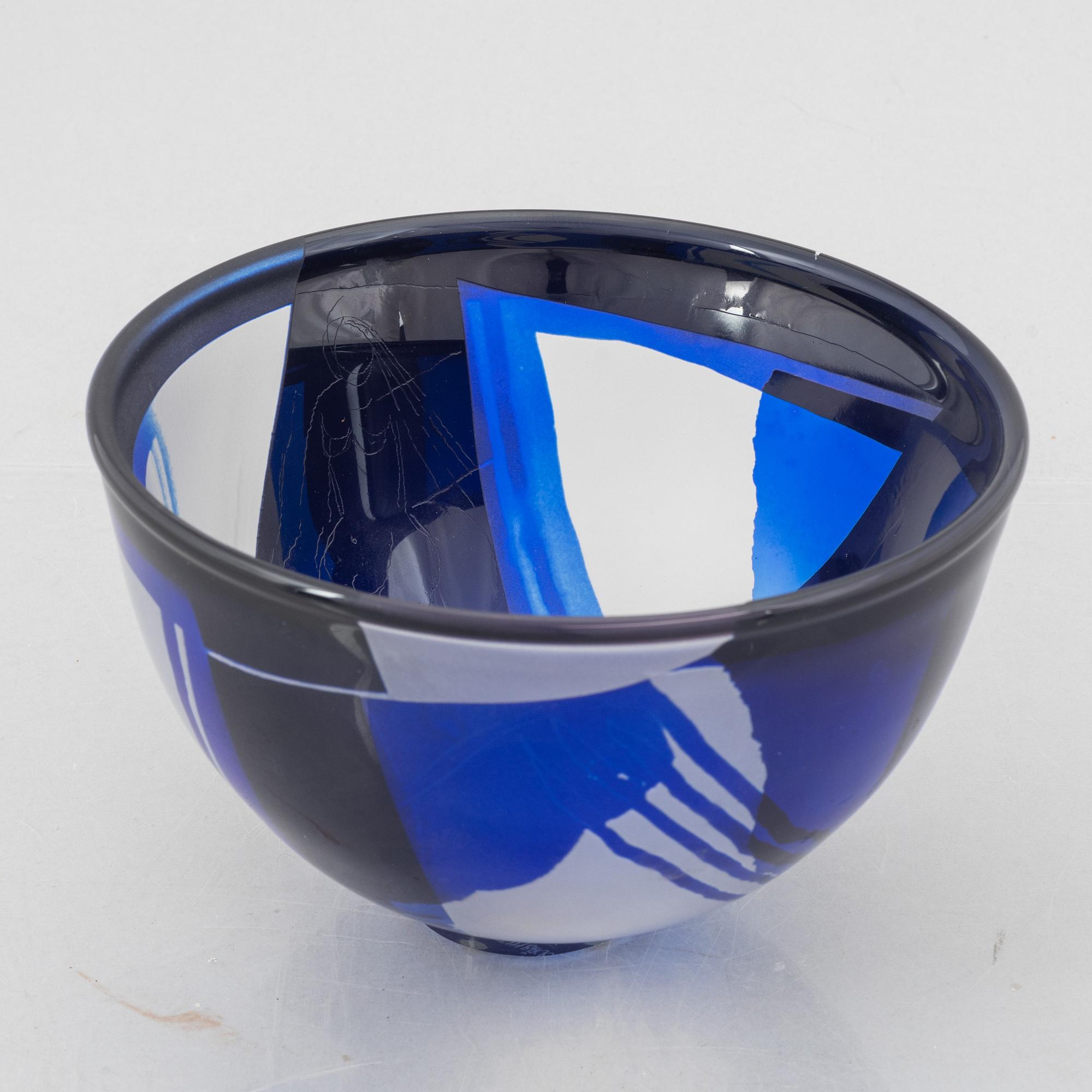 Klas-Göran Tinbäck, a glass bowl, dated 1982.