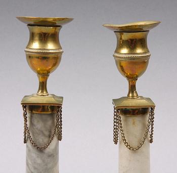 LJUSSTAKAR, ett par, marmor, mässing, sengustavianska, omkring 1800.