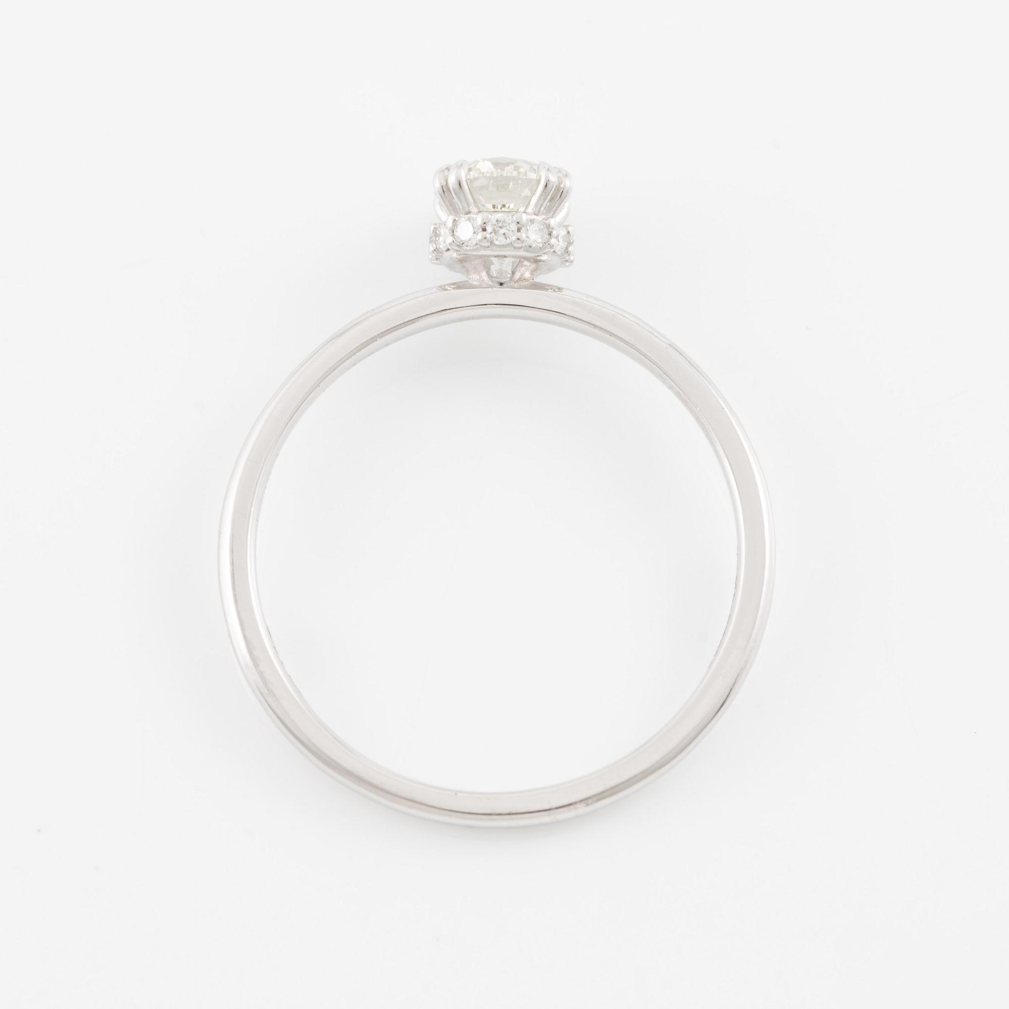 Ring 14K vitguld med briljantslipade diamanter.