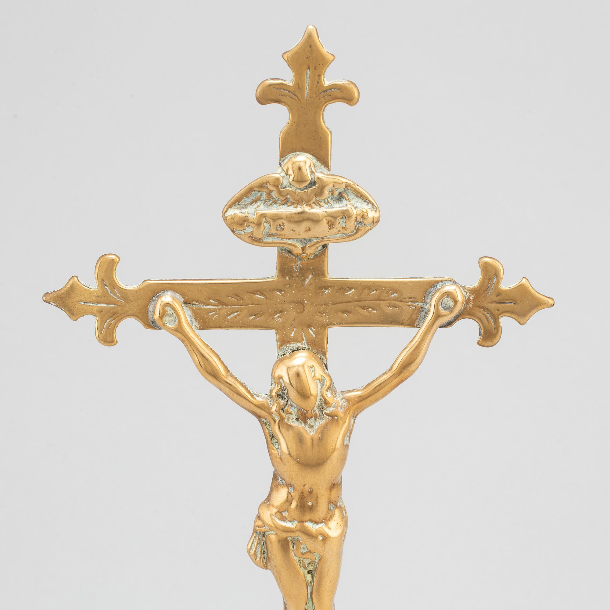 An 18th century bronze crucifix.