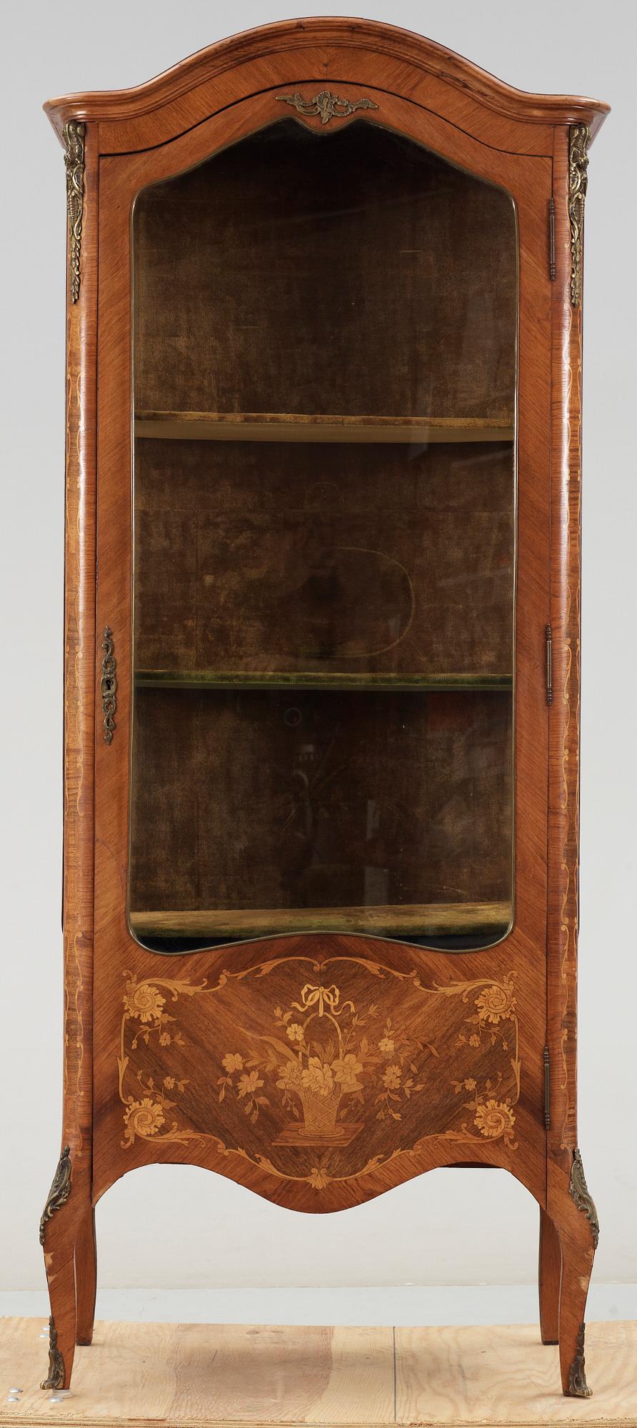 VITRINSKÅP, Louis XVI-stil, 1900-talets början.