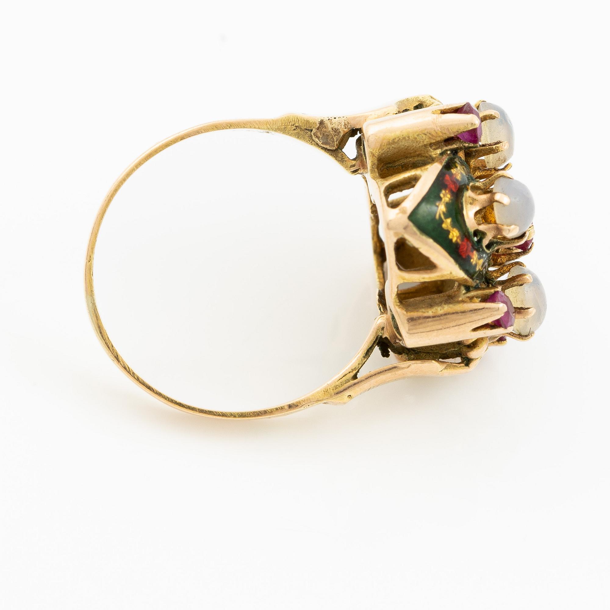 Ring 14K guld och emalj med cabochonslipade stenar och röda troligen syntetiska stenar.