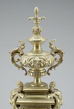 BORDSPENDYL, Louis XVI-stil, troligen Frankrike, 1800-talets andra hälft.