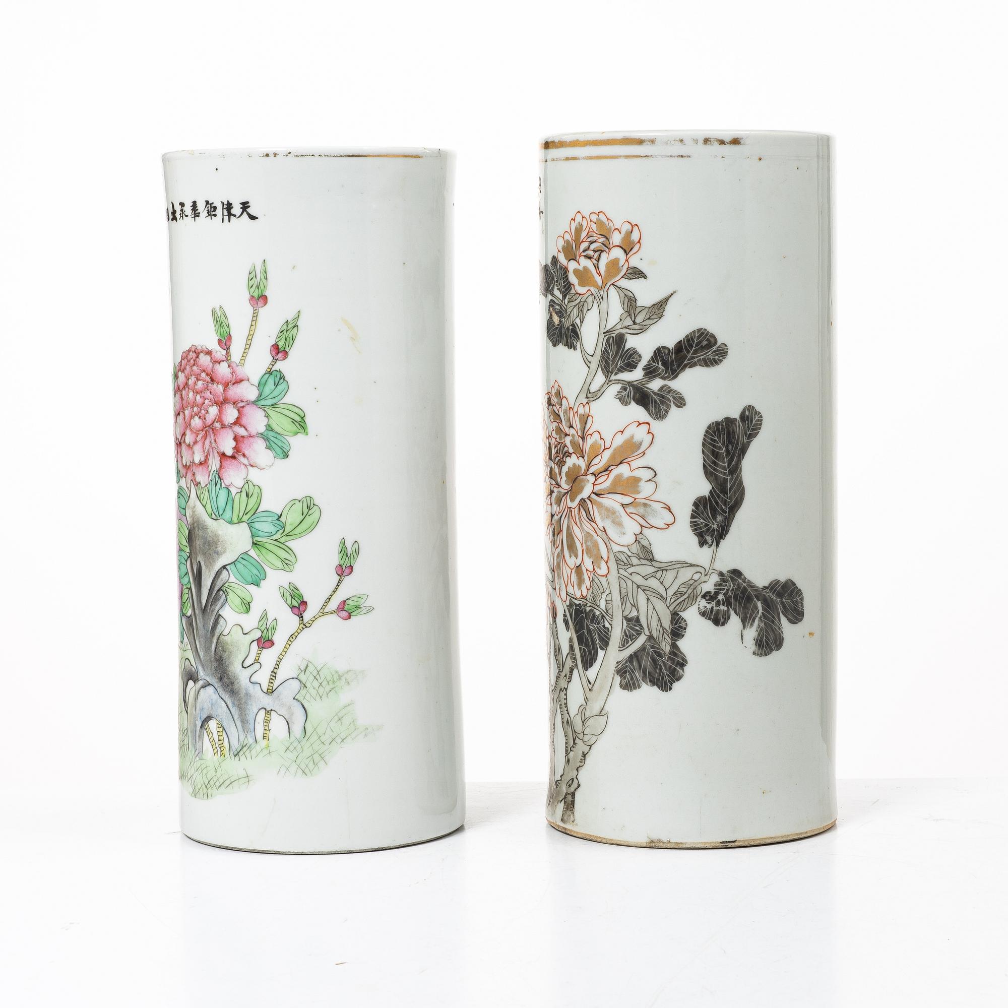A pair of Chinese vases, 20th century.