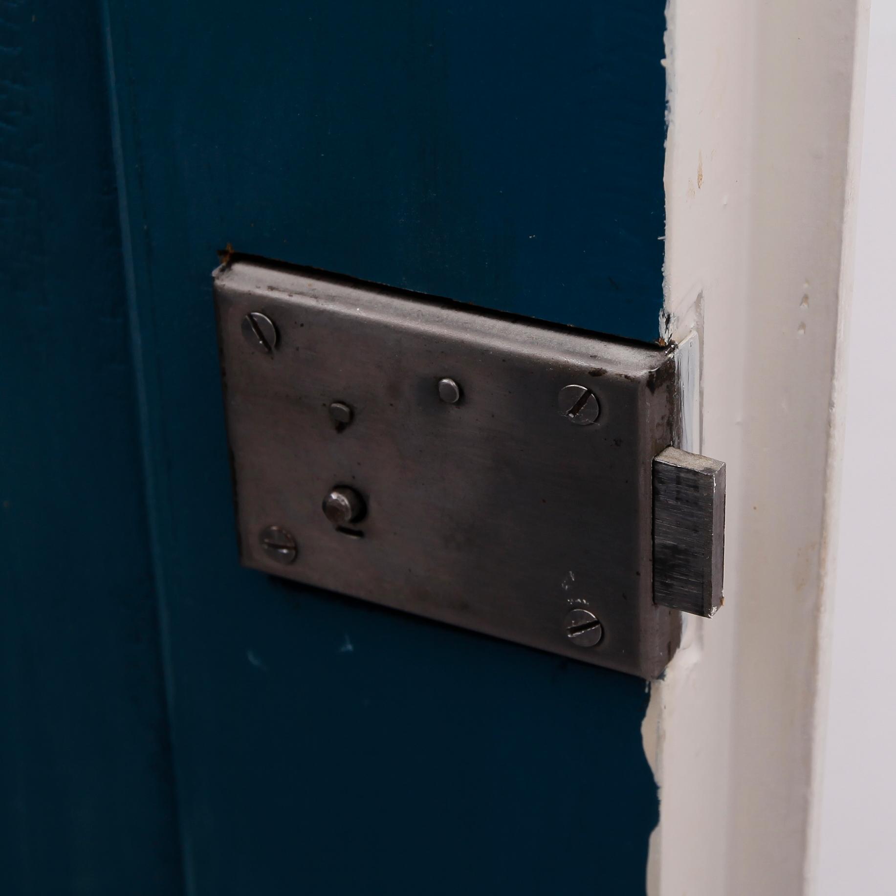 HÄNGSKÅP, allmoge, 1800-tal.