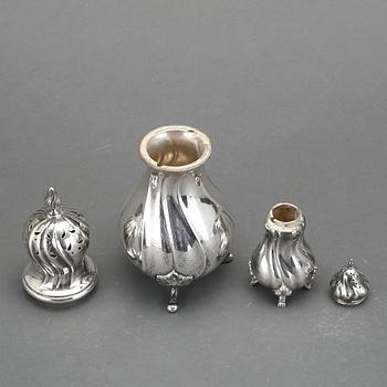 STRÖARE, 2 st, silver, svenska importstämplar, 1900-tal. Vikt ca 277 g.