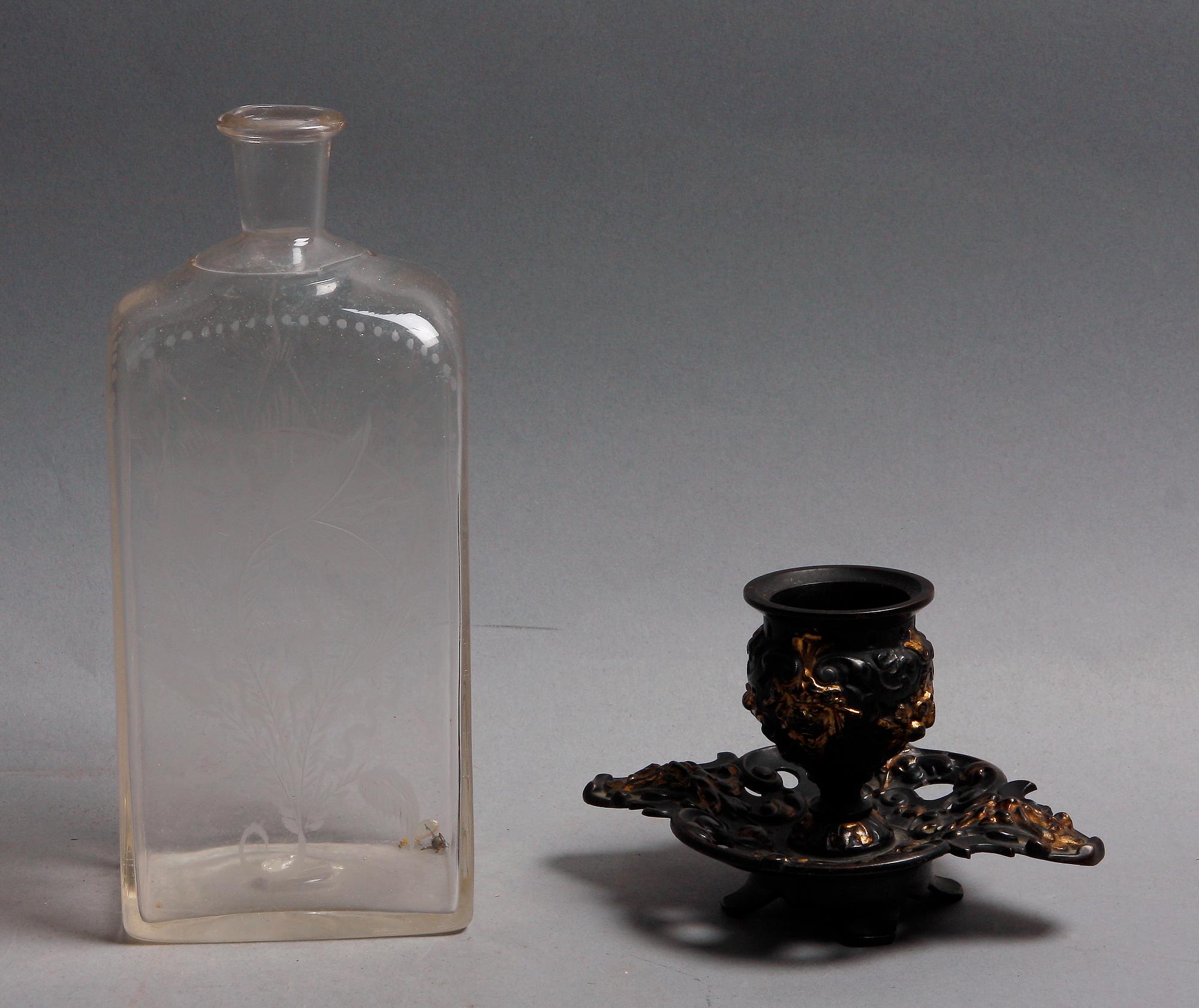 FLASKA samt CIGARRASKFAT, glas resp järn, 1800-tal.