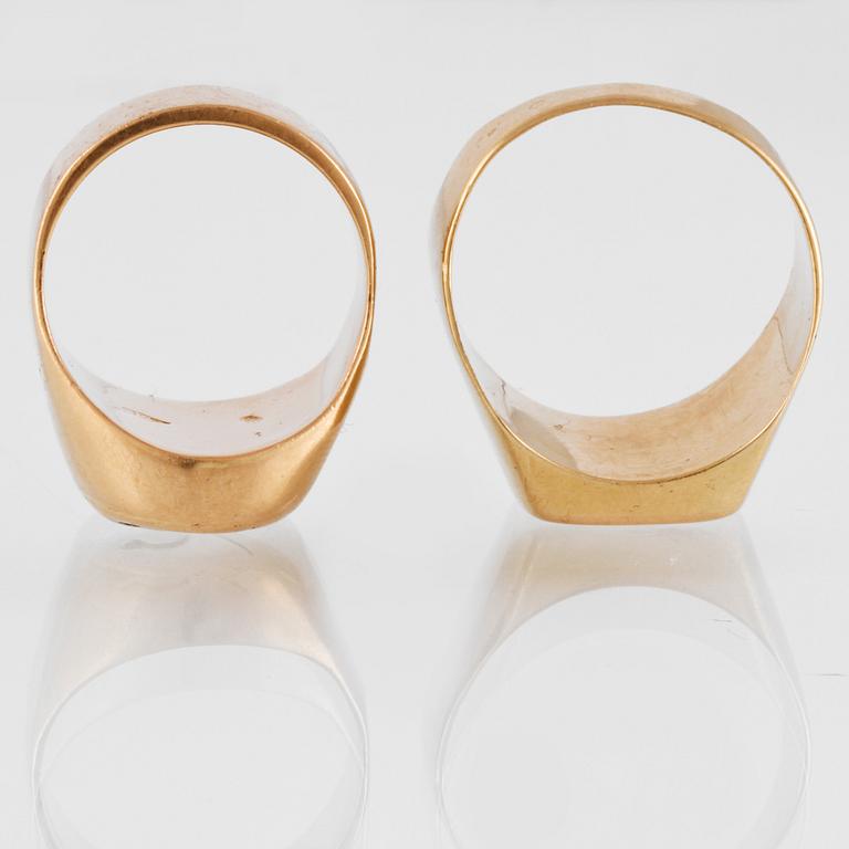 RINGAR, 2 st, 18K guld samt en liten fasettslipad vit sten. Vikt 20,2 gram.