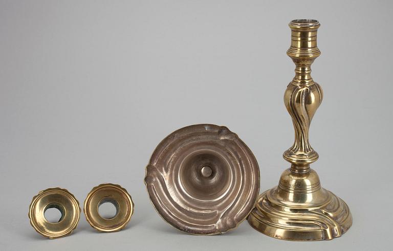 KYNTTILÄNJALKAPARI, messinkiä, Ranska 1700-luku.