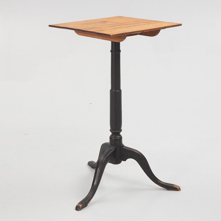 A mahogany tilt-top table by L. W. Lundelius (master in Stockholm 1818-57).