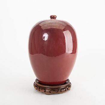 A sang de boef/flambe glazed jar with cover, Qing dynasty, circa 1900.