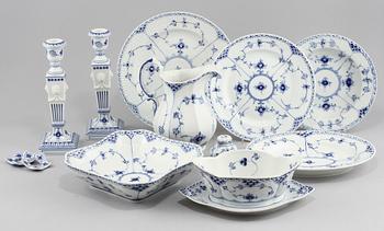 MATSERVISDELAR, 49 st, porslin, "Musselmalet", Royal Copenhagen, 1900-talets andra hälft.