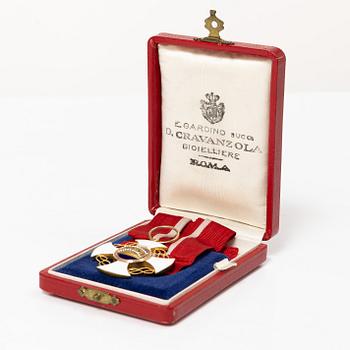 Italian Order of the Crown, Knight's cross, partly gold and enamel, in case from Cravanzola.
