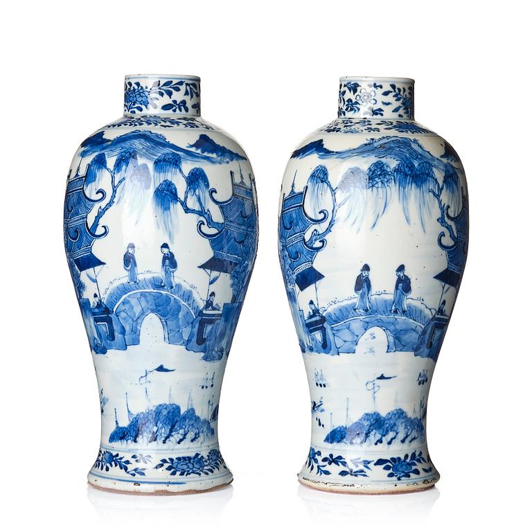 A pair of blue and white vases, Qing dynasty, 19th century.