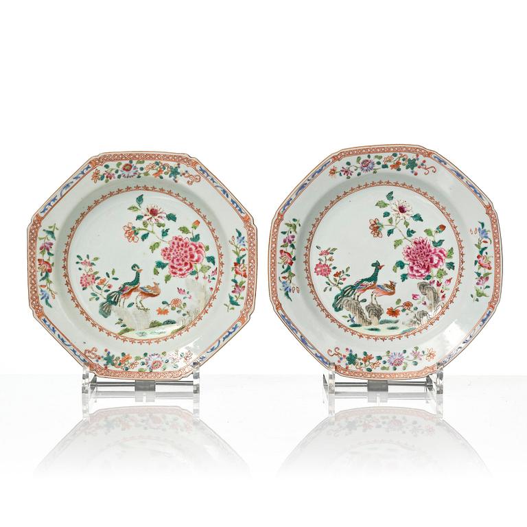 Sopptallrikar, 12 stycken, porslin. Qingdynastin, Qianlong (1736-95).