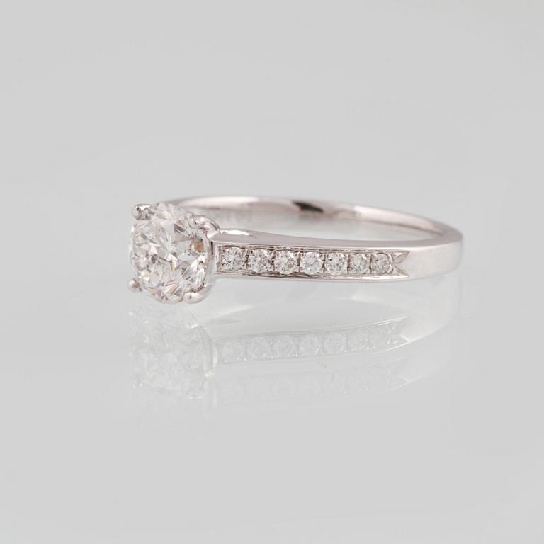 RING, 18K vitguld med briljantslipad diamant ca 0.85 ct samt 14 briljantslipade diamanter 0.15 ct. Vikt 3,1 gram.