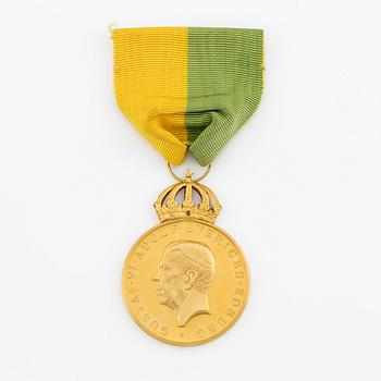 A gold medal, 'För långvarig trogen tjänst', Kungl. Patriotiska Sällskapet, Gustaf VI Adolf, 1956.