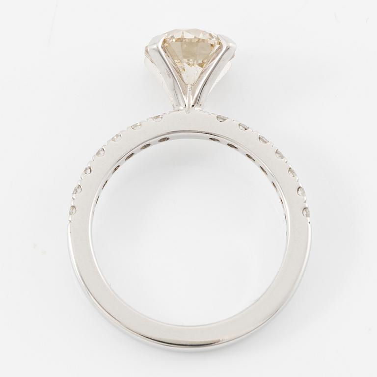 Ring, 18K vitguld med briljantslipad diamant.