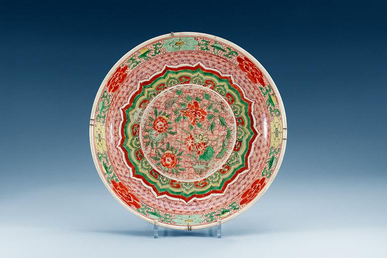 A wucai dish, Qing dynasty, Kangxi (1662-1722).