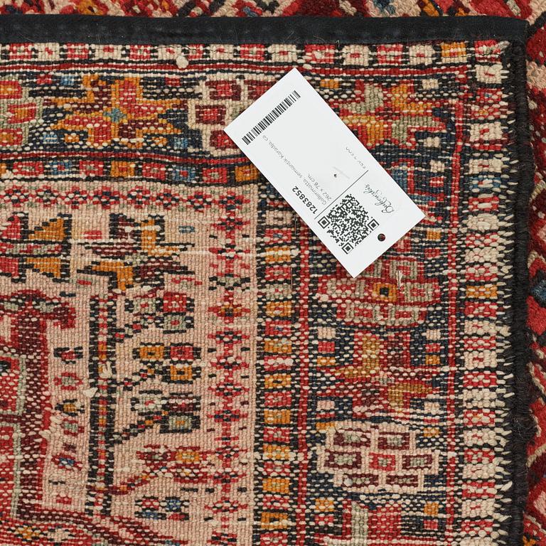Gallerimatta, semiantik Karadja, ca 262 x 78 cm.