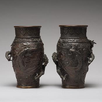 A pair of Japanese bronze vases, Meiji period (1868-1912).