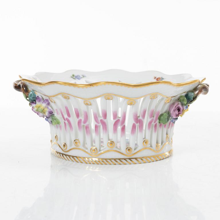 Royal Copenhagen, A pair of lattice bowls with stands and a pair of leaf-shaped dishes, 'Saxon Flower', Denmark, 1923-34.