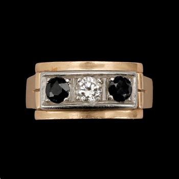 RING, 18k guld med briljantslipad diamant ca0,15ct och två safirer. 1953. Tot.vikt 8,6g.