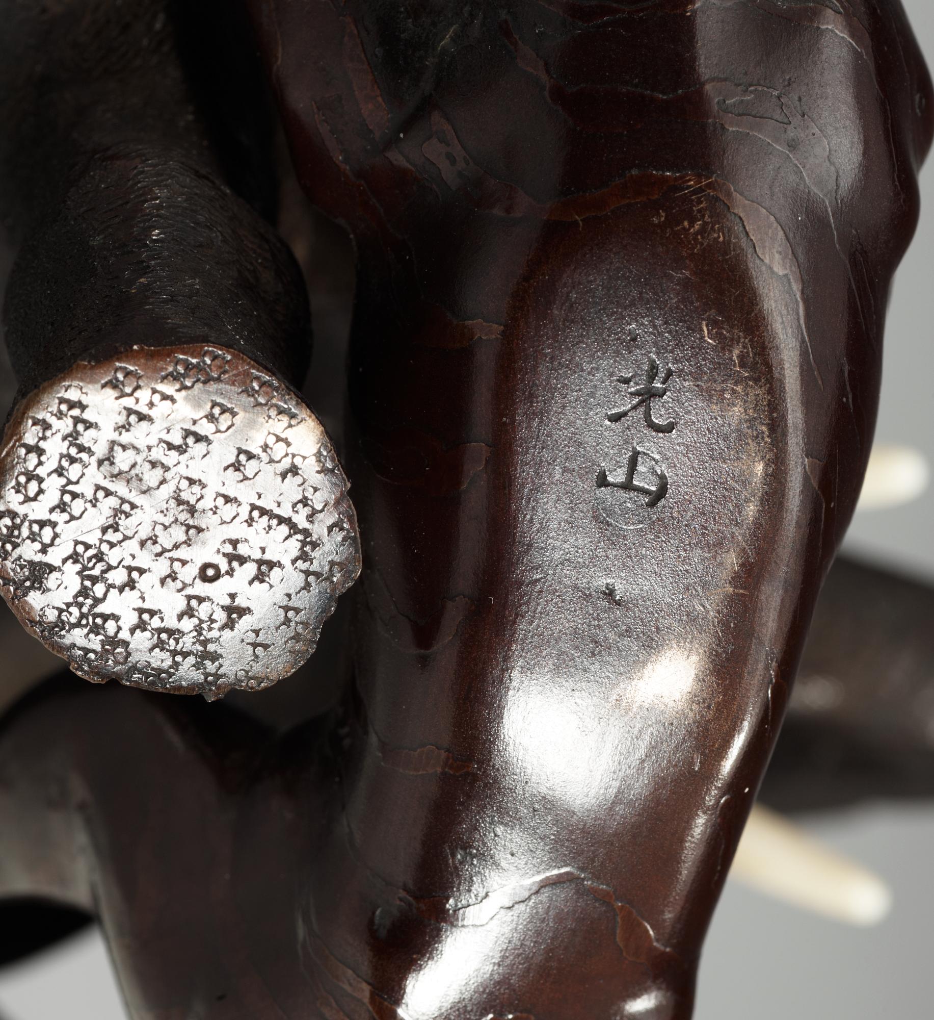 SKULPTUR, patinerad brons och ben. Japan ca 1900.