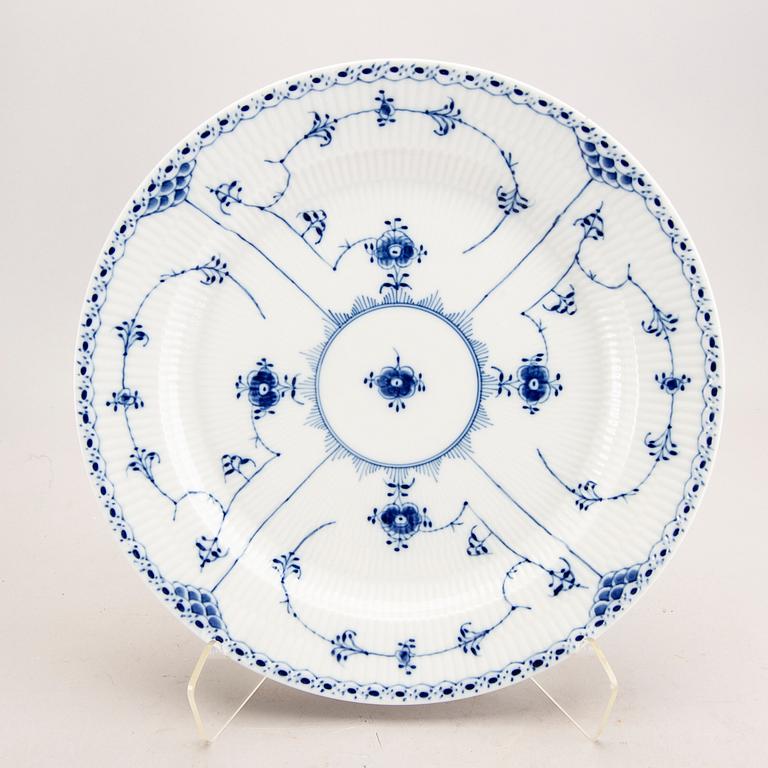 A Royal Copenhagen Muselmalet halvblonde 1940s 51 pcs porcelain dinner service.