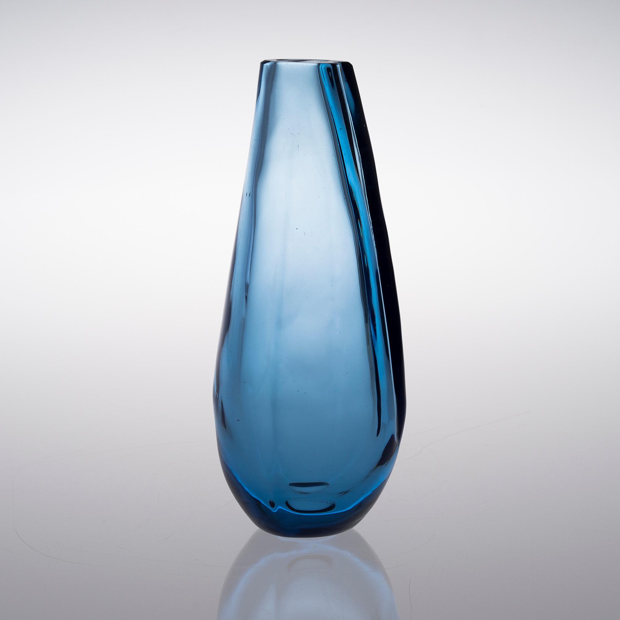 ARTTU BRUMMER, A VASE. Signed Arttu Brummer, Riihimäen Lasi Oy.