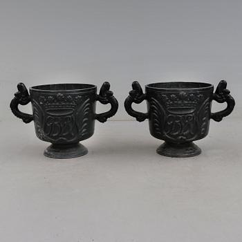 TRÄDGÅRDSURNOR, 1 par, gjutjärn, Stafsjö Bruk, 1900-talets första hälft.